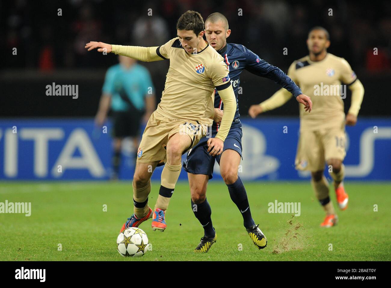 Jeremy Menez di Parigi Saint-Germain e Sime Vrsaljko di Dinamo Zagreb combattono per la palla Foto Stock