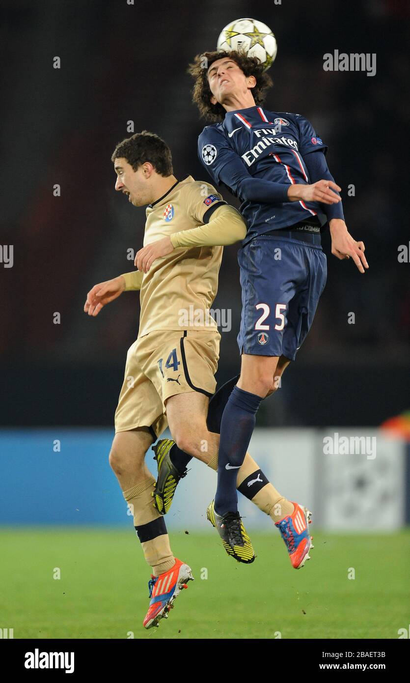 Adrien Rabiot di Parigi Saint-Germain e Sime Vrsaljko di Dinamo Zagreb combattono per la palla Foto Stock