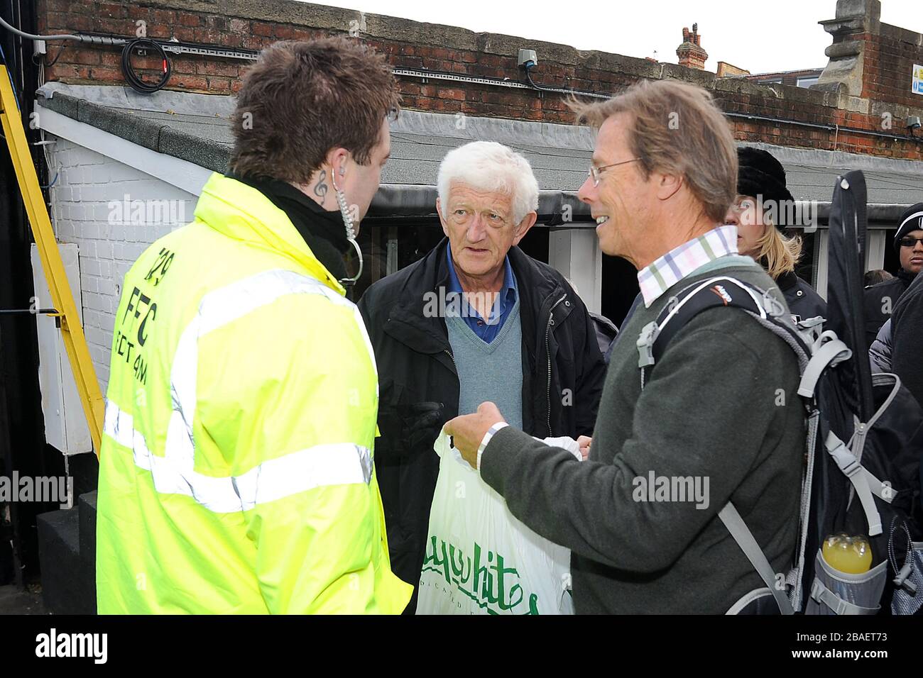 Gli steward di Fulham aiutano i tifosi intorno allo stadio il giorno della partita Foto Stock