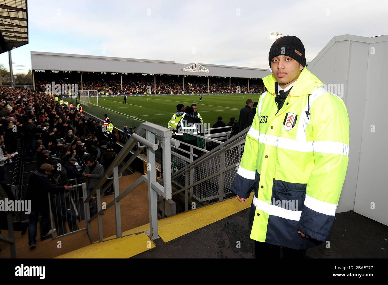 Gli steward di Fulham aiutano i tifosi intorno allo stadio il giorno della partita Foto Stock