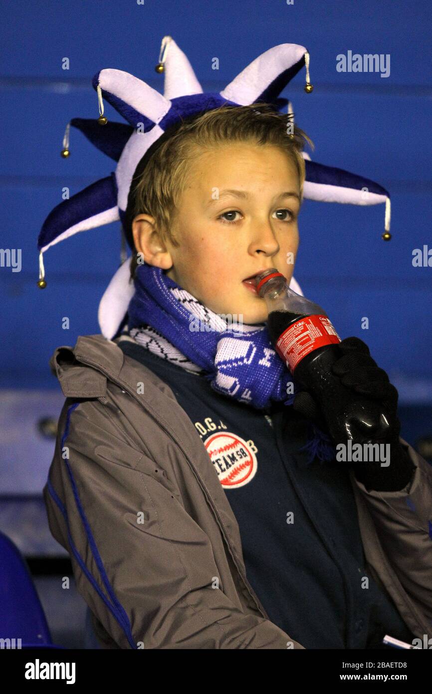 Un giovane appassionato di Birmingham City che indossa un cappello da jesters negli stand Foto Stock