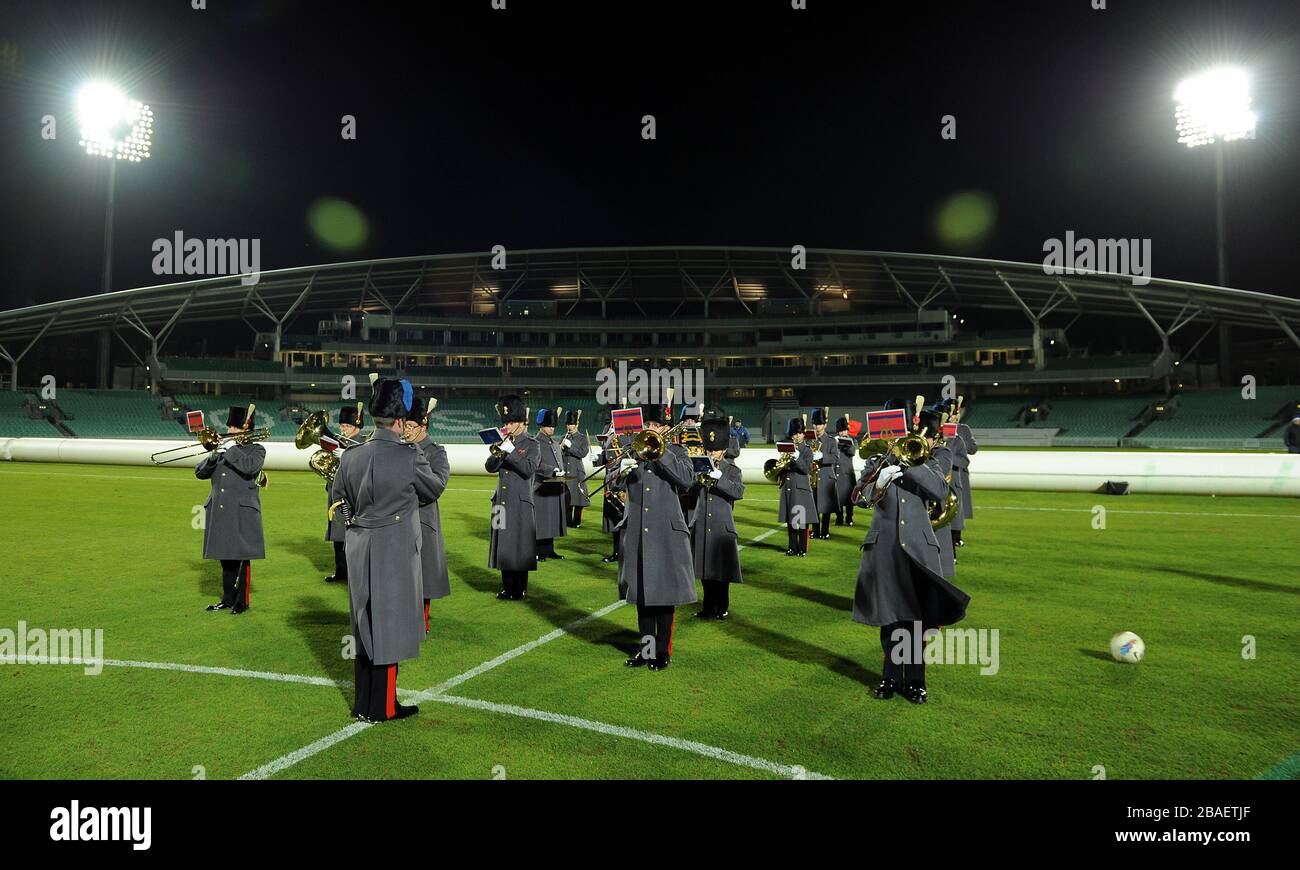 La band dei Royal Engineers suona prima del calcio d'inizio Foto Stock