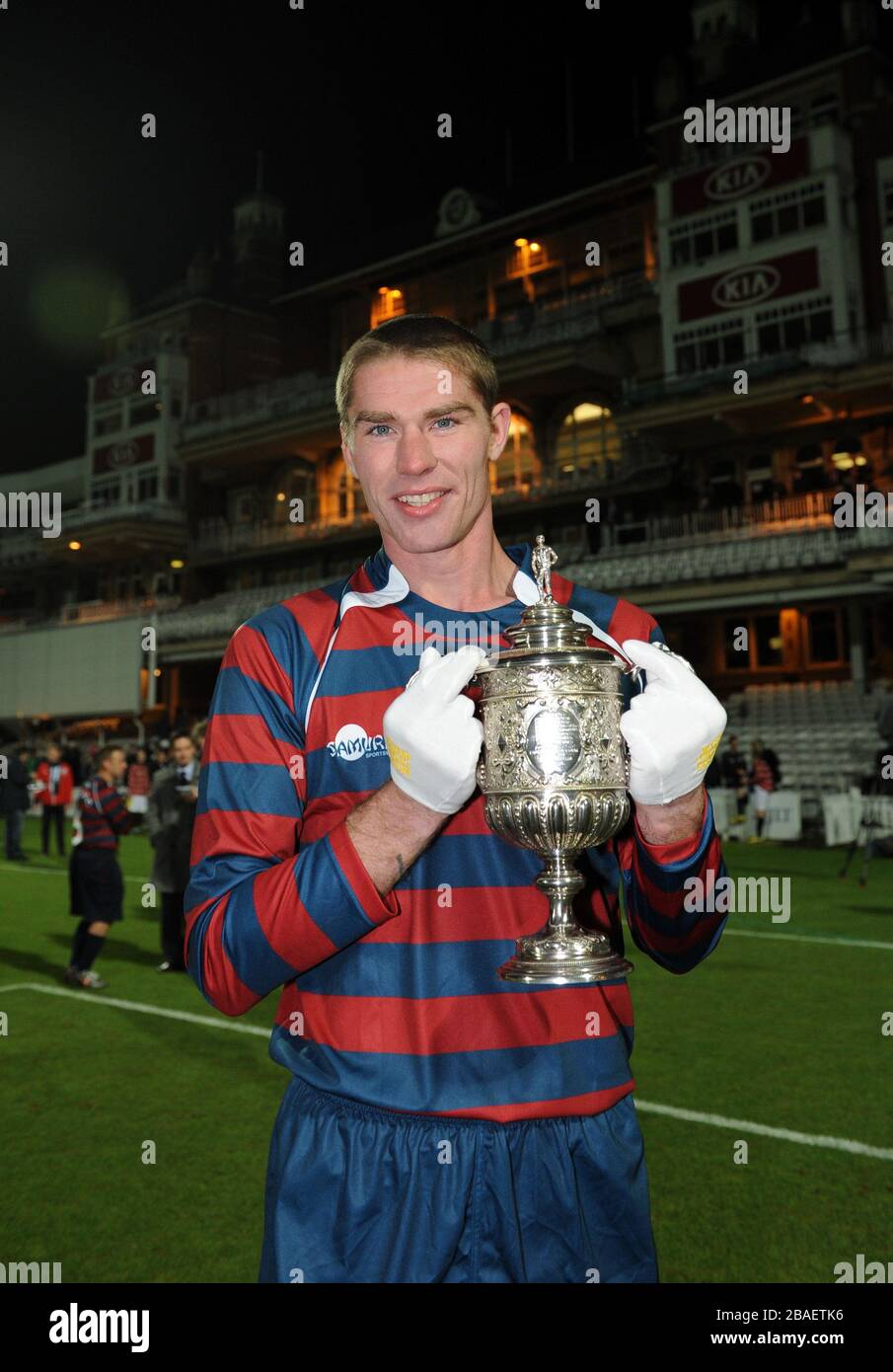 Il caporale della lancia James Hubbard, capitano della squadra di calcio dei Royal Engineers, tiene in alto la fa Cup originale dopo che la sua squadra ha battuto i Wanderers in una riproduzione della finale 1872 Foto Stock