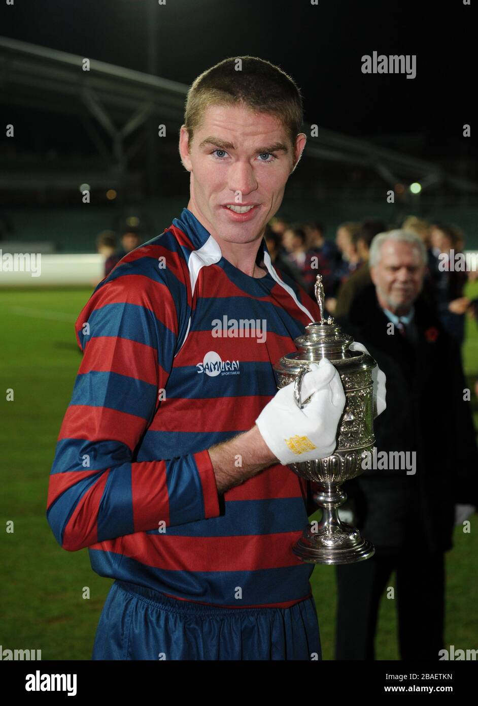 Il caporale della lancia James Hubbard, capitano della squadra di calcio dei Royal Engineers, tiene in alto la fa Cup originale dopo che la sua squadra ha battuto i Wanderers in una riproduzione della finale 1872 Foto Stock