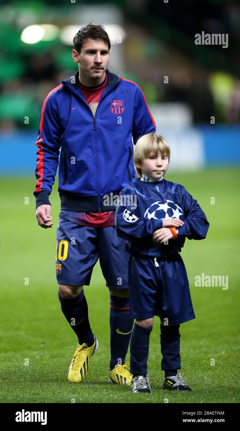 Lionel messi di Barcellona si erge con una giovane mascotte Foto Stock