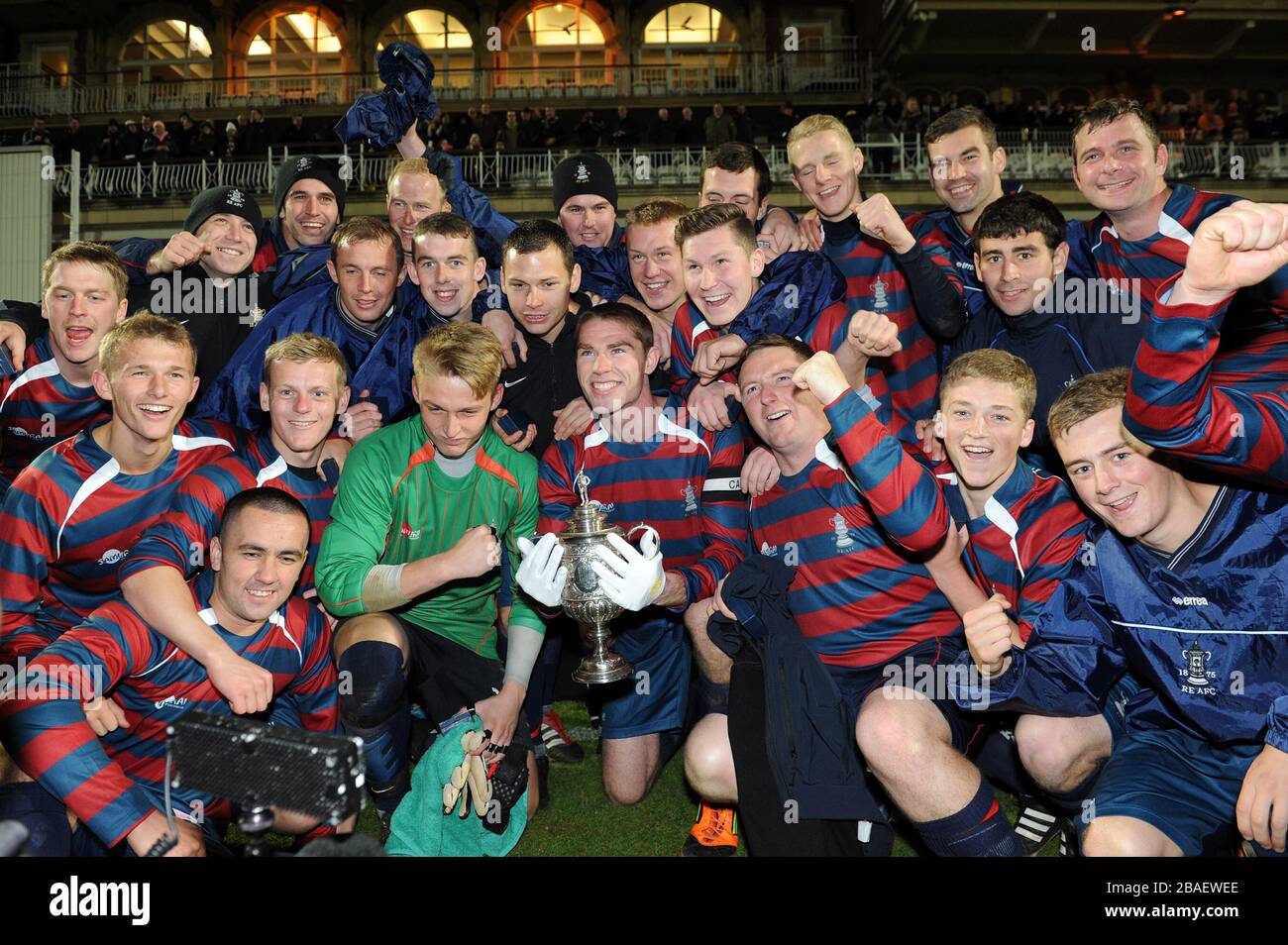 Il caporale di Lance James Hubbard, capitano della squadra di calcio Royal Engineers, celebra la vittoria della fa Cup originale con i compagni di squadra dopo aver battuto i Wanderers in una riproduzione della finale 1872 Foto Stock
