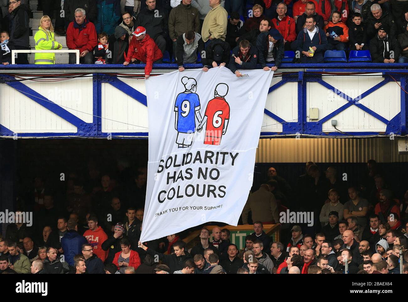 I tifosi di Liverpool sfollano un banner negli stand con "la solidarietà non ha colori" Foto Stock