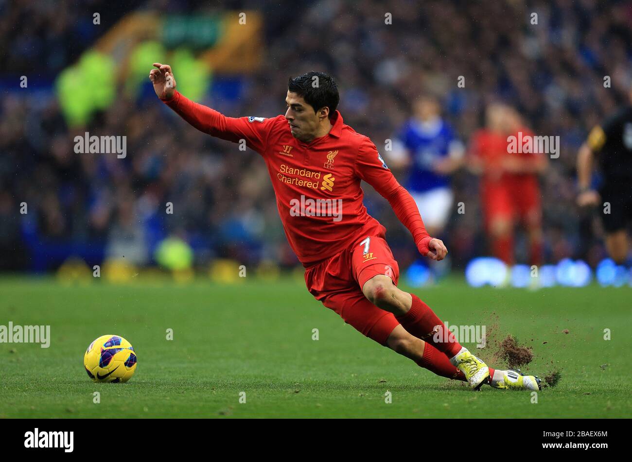 Luis Suarez di Liverpool scivola sopra Foto Stock