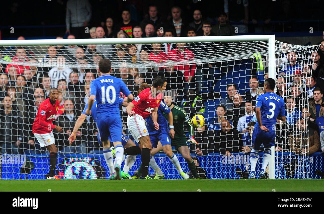 Robin van Persie del Manchester United colpisce la palla in goal prima che la palla rimbalzi fuori del post colpendo David Luiz del Chelsea e con un proprio obiettivo Foto Stock