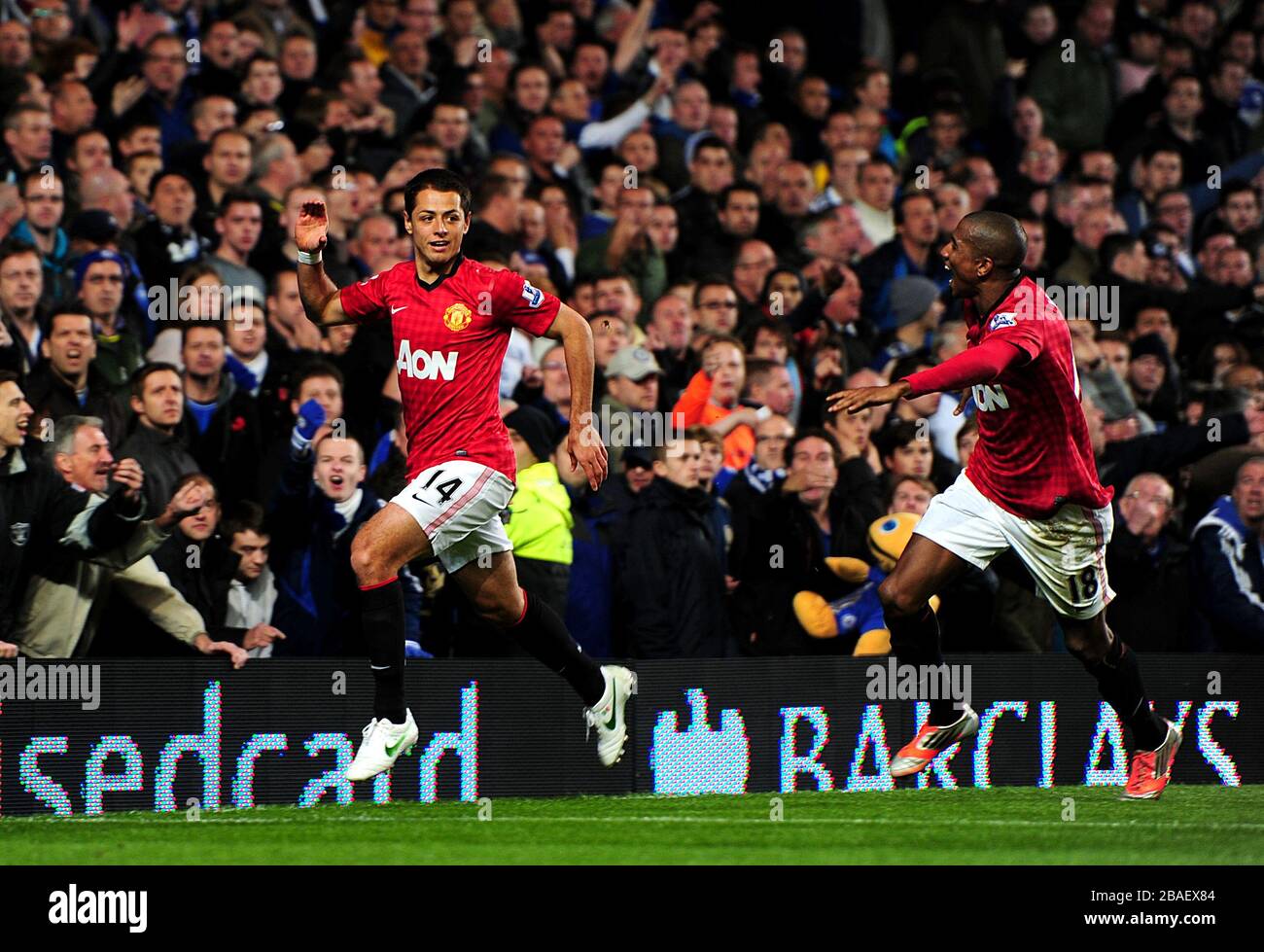Javier Hernandez (a sinistra) del Manchester United festeggia il terzo obiettivo della partita con il compagno di squadra Ashley Young Foto Stock