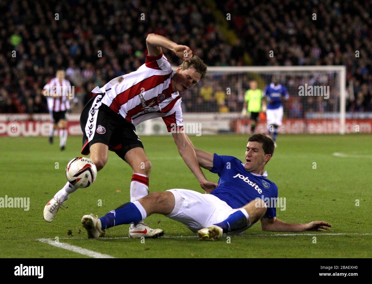 Chris Porter di Sheffield United (a sinistra) e Lubomir Michalik di Portsmouth combattono per la palla Foto Stock