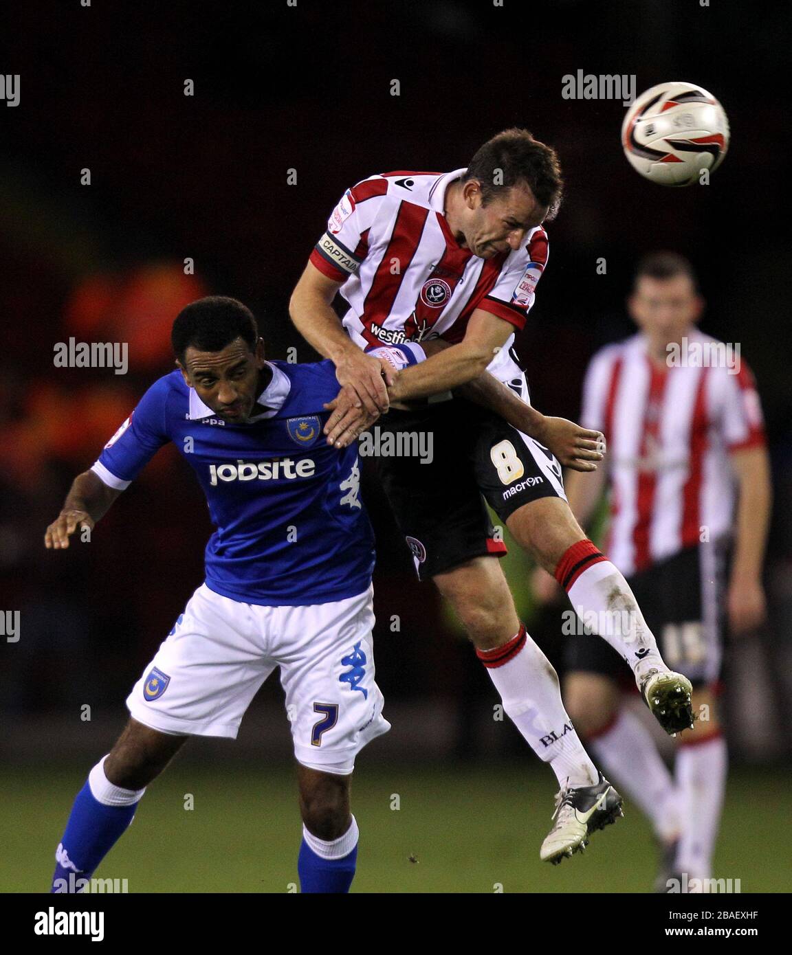 Michael Doyle (a destra) di Sheffield United combatte per il possesso della palla in aria con Lee Williamson di Portsmouth Foto Stock