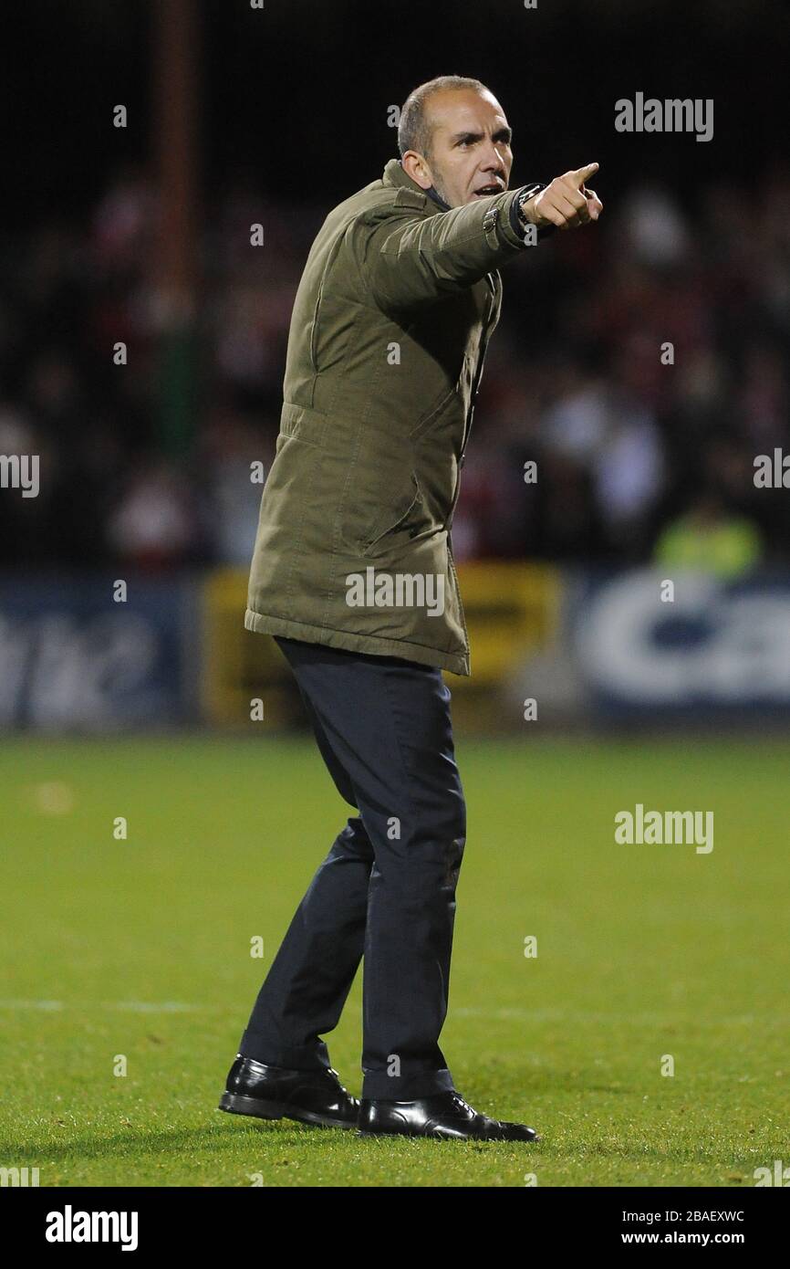 Paolo di Canio, direttore della città di Swindon, ha aggirato i fan di Aston Villa alla fine della partita Foto Stock