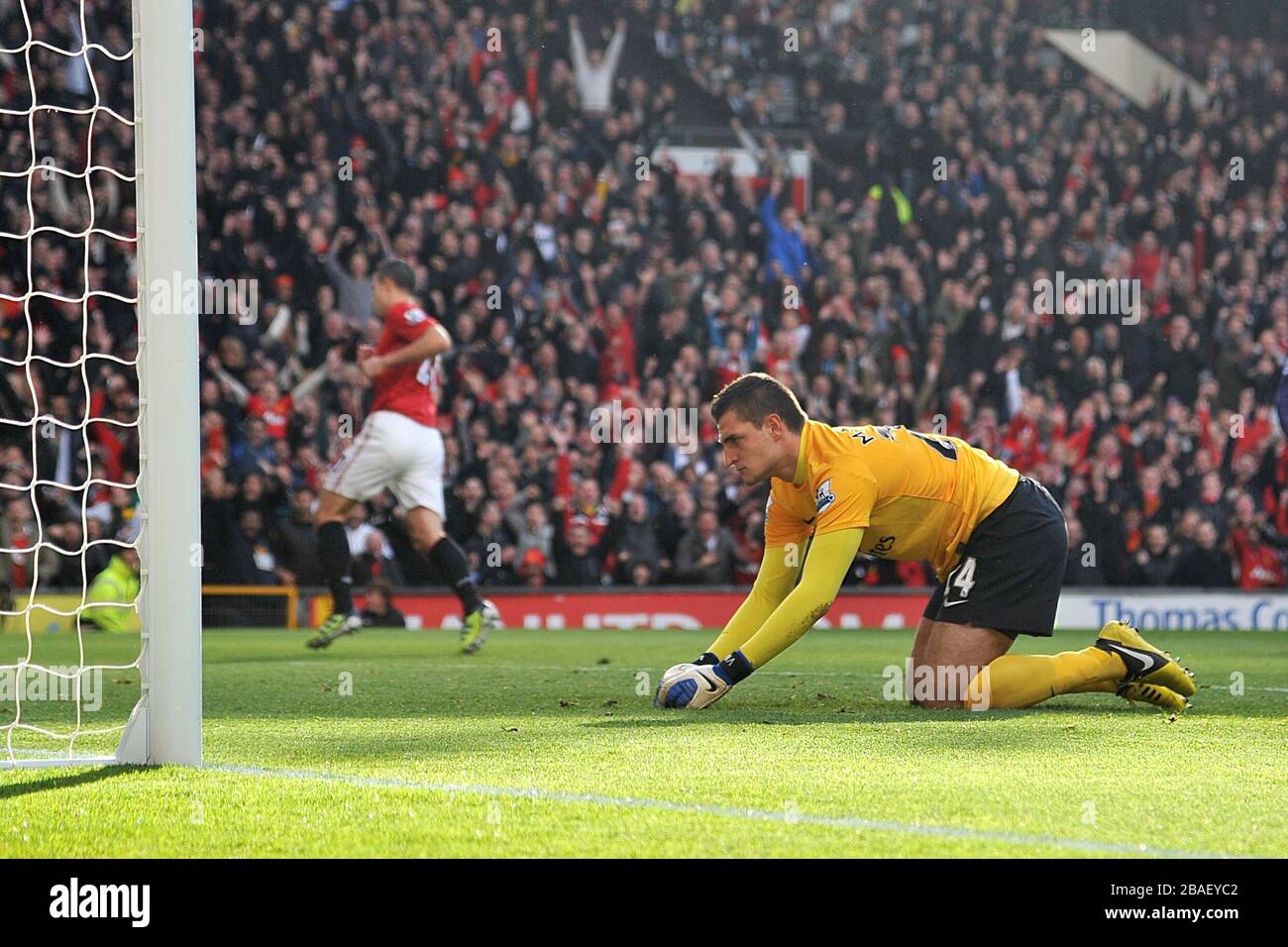 Il portiere dell'Arsenal Vito Mannone è lasciato deientato dopo che non riesce a fermare il Manchester United Robin van Persie (a sinistra) che segna il loro primo obiettivo del gioco Foto Stock