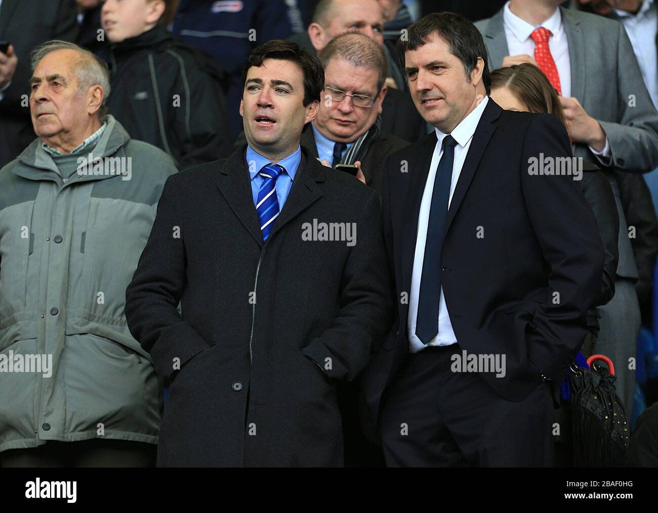 Il fan di Everton Andy Burnham (secondo da destra) e Steve Rotheram (r) MP negli stand Foto Stock