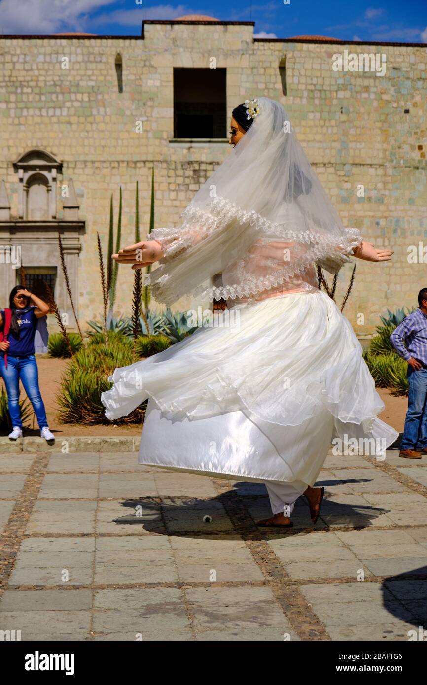 Grande Puppet vestito in abito sposa che gira davanti alla chiesa di Oaxaca. Oaxaca, Messico Foto Stock