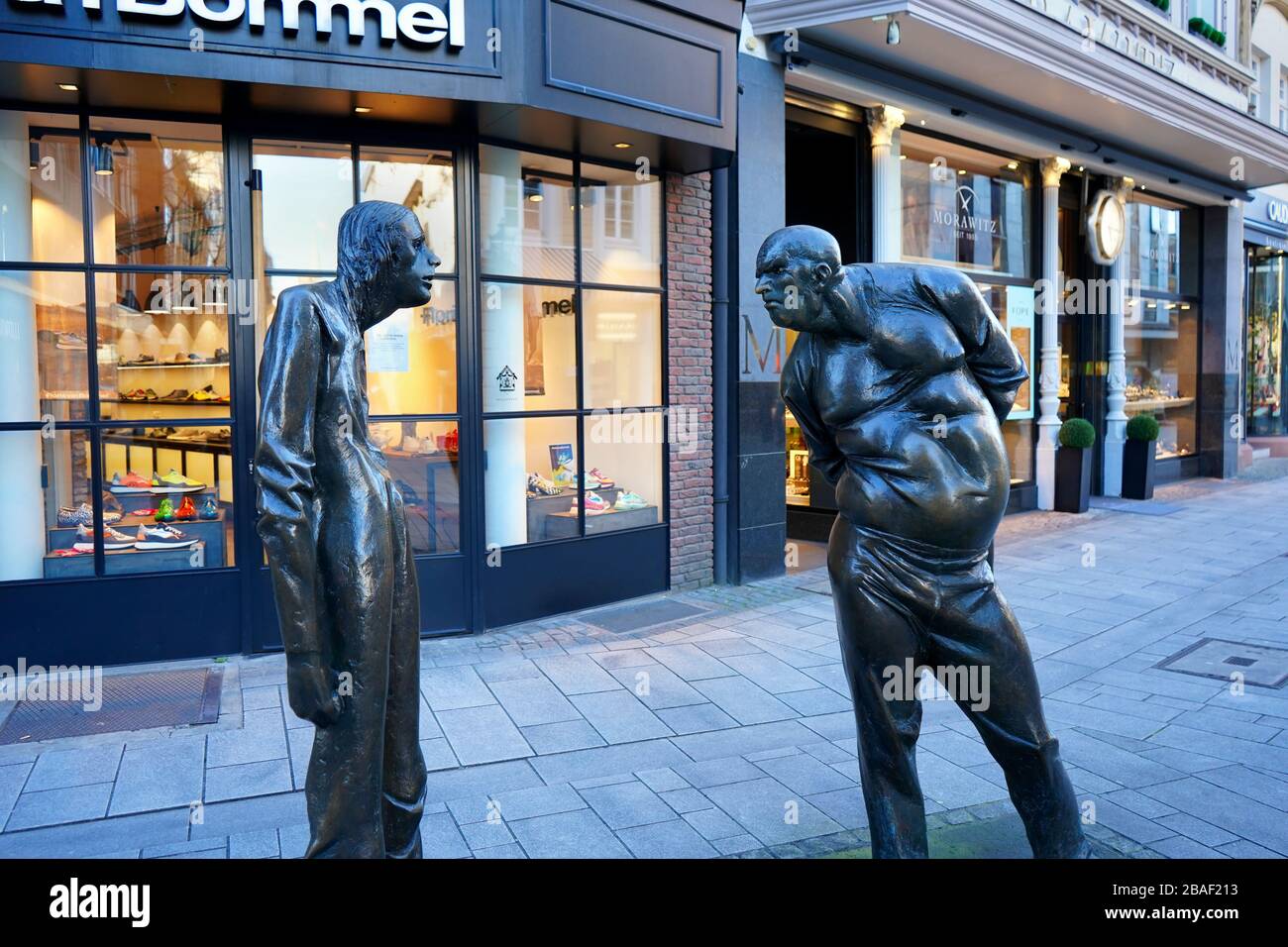 Lo scultpuro 'Auseinandersetzung' (= conflitto) del 1977/78 nella città vecchia di Düsseldorf, raffigurante un padre e un figlio in un conflitto di generazione degli anni '70. Foto Stock