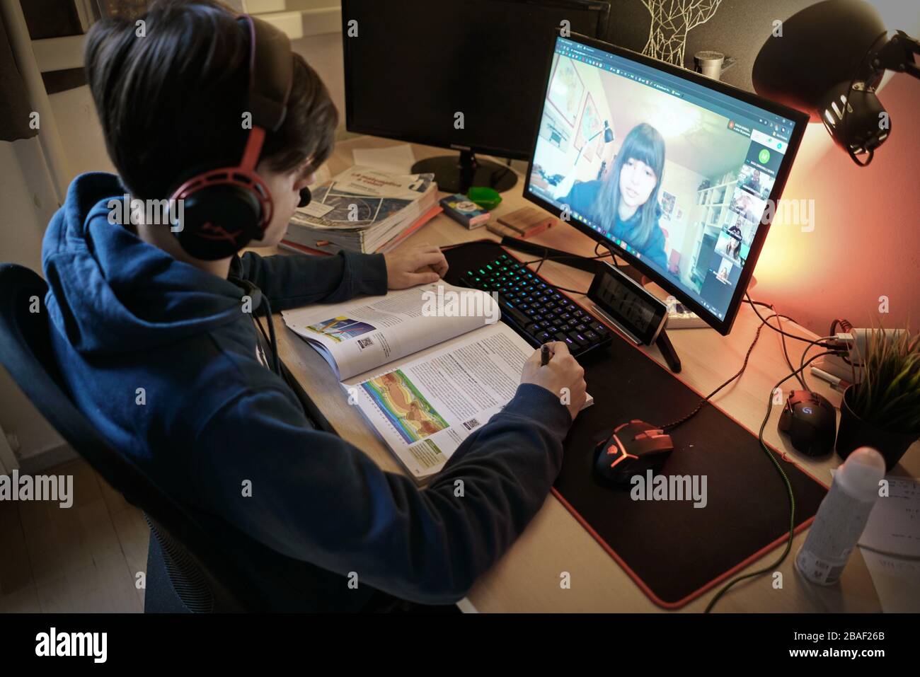 Studente di scuola che impara in video chat con l'insegnante in e-learning session. Milano, Italia - Marzo 2020 Foto Stock