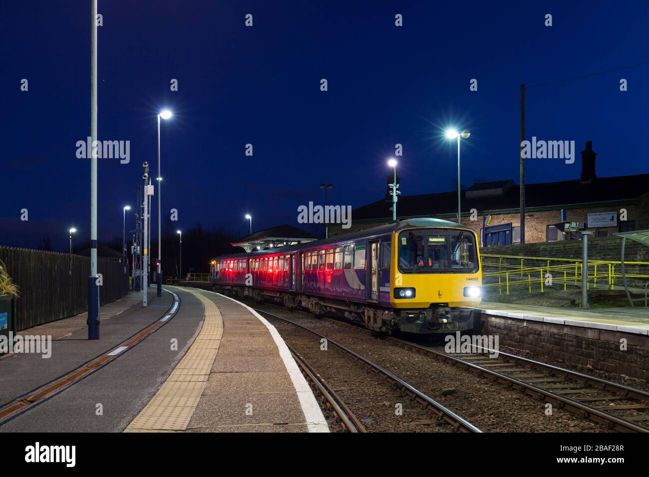 Treni del Nord classe 144 treno pacer 144022 che chiama alla stazione ferroviaria di Penistone al tramonto. Foto Stock