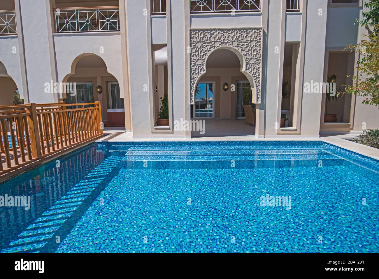 Lussuoso hotel tropicale con terrazza in una camera da resort vicino alla piscina privata all'aperto Foto Stock