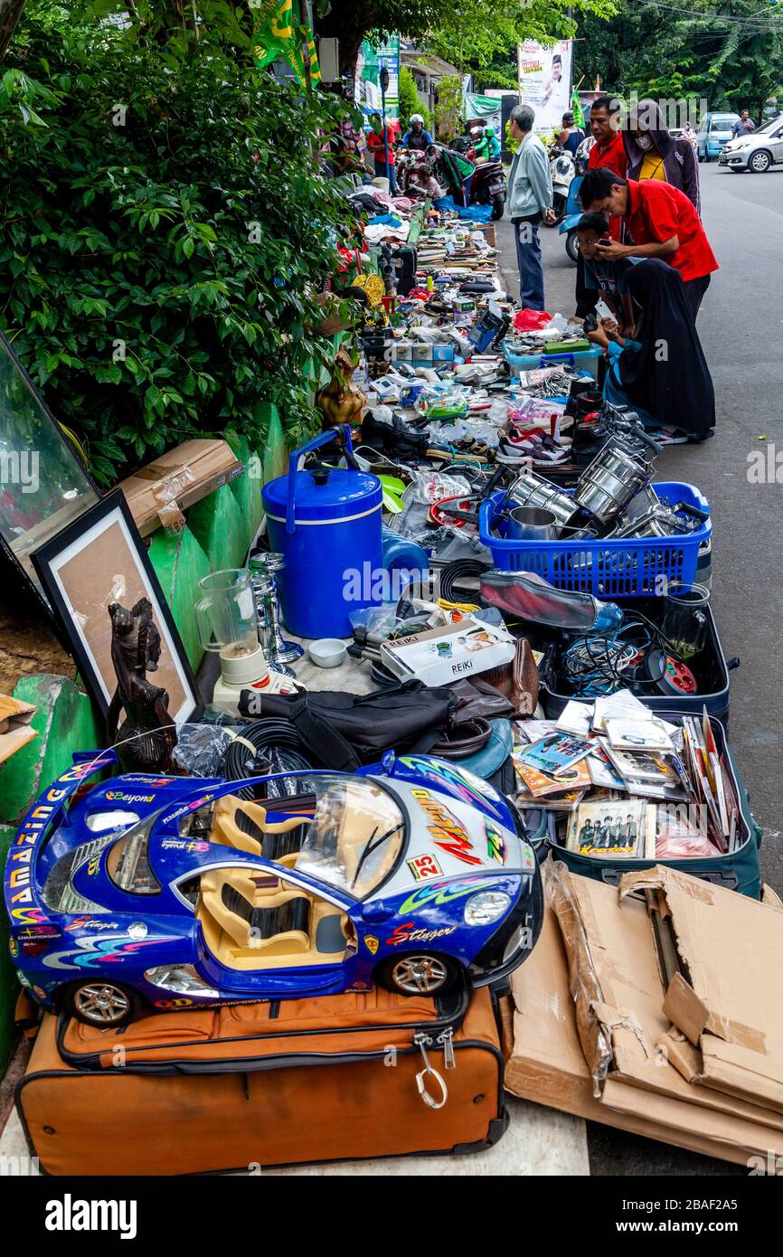 Persone indonesiane che guardano oggetti usati e nuovi che sono in vendita in The Street, Jakarta, Indonesia. Foto Stock
