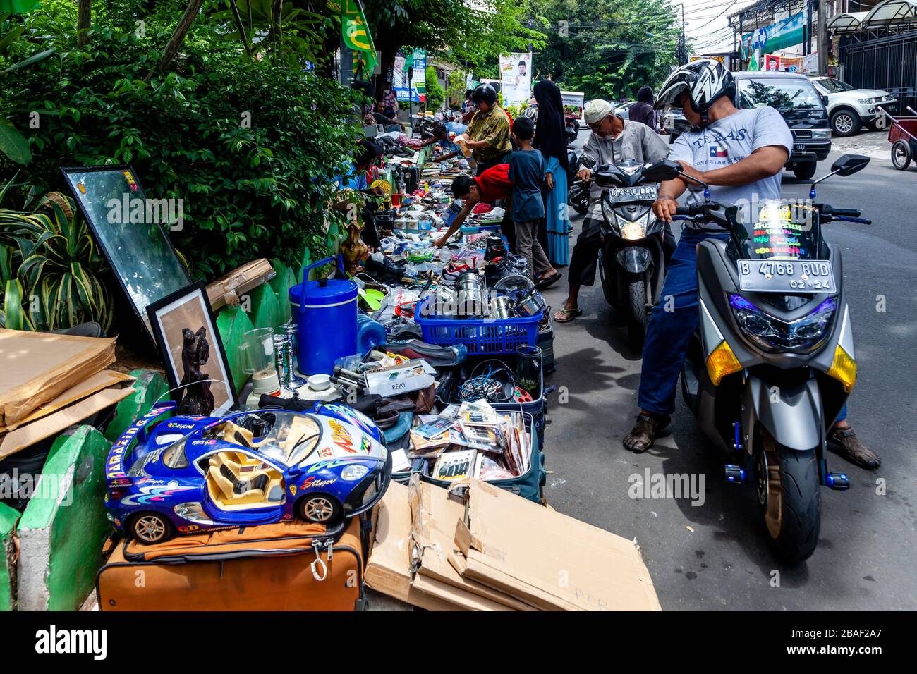 Persone indonesiane che guardano oggetti usati e nuovi che sono in vendita in The Street, Jakarta, Indonesia. Foto Stock