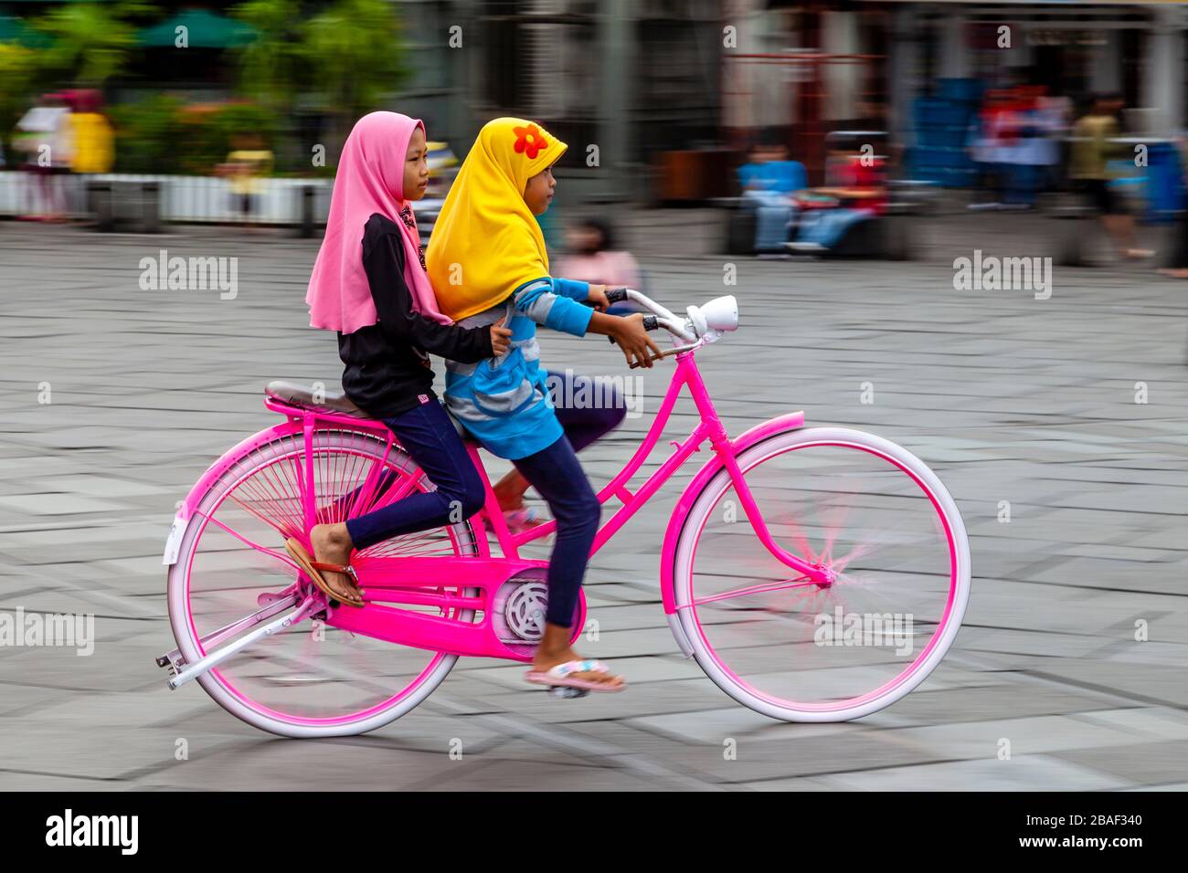 I bambini indonesiani in bicicletta a Taman Fatahillah Square, Jakarta, Indonesia. Foto Stock