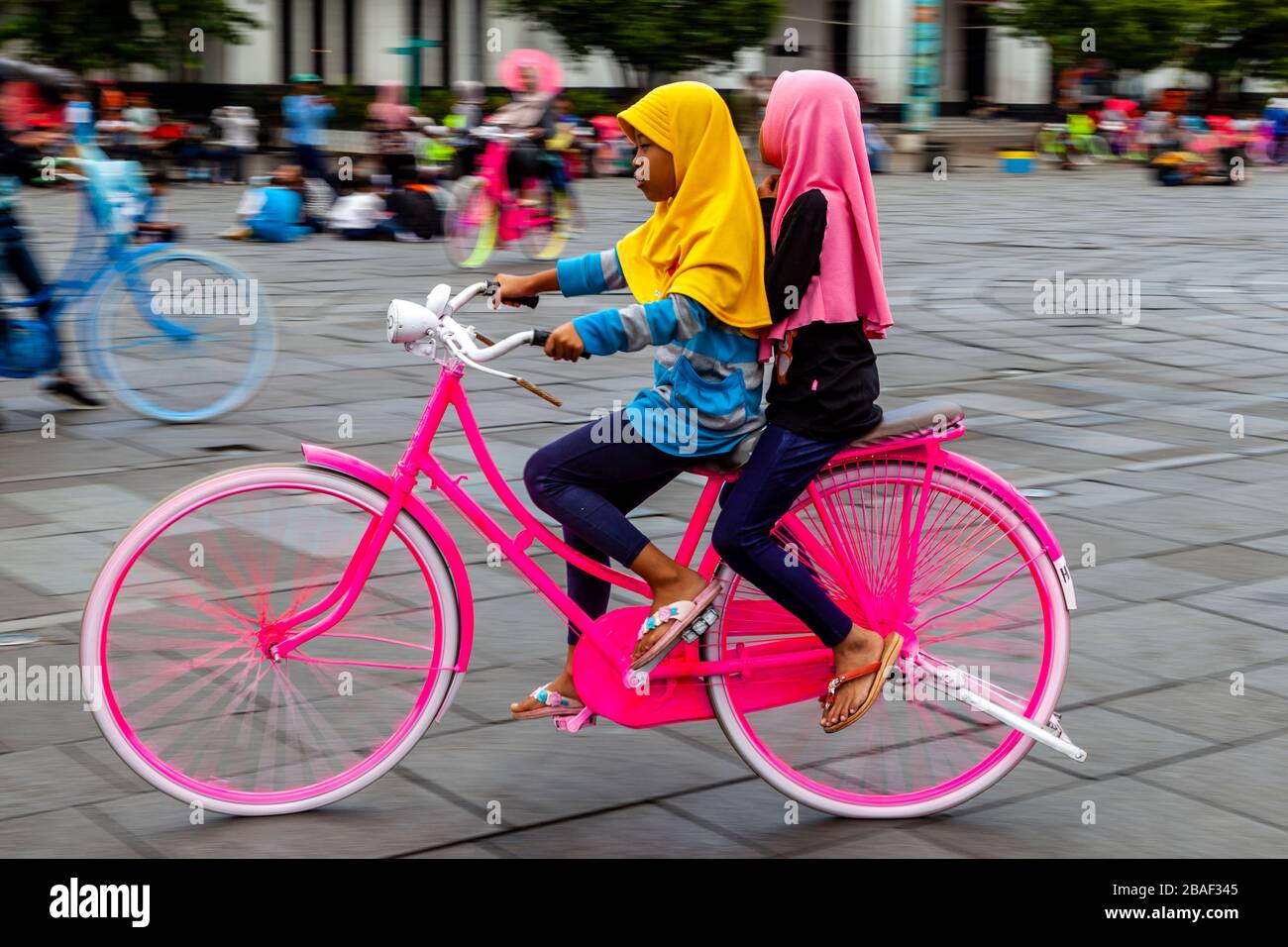 I bambini indonesiani in bicicletta a Taman Fatahillah Square, Jakarta, Indonesia. Foto Stock