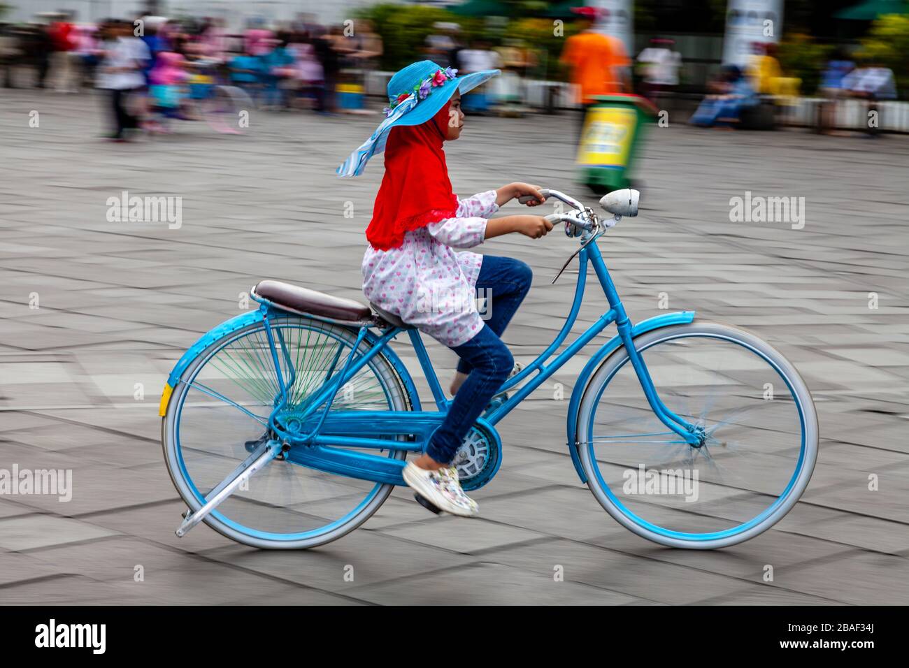 Un bambino indonesiano in bicicletta a Taman Fatahillah Square, Jakarta, Indonesia. Foto Stock