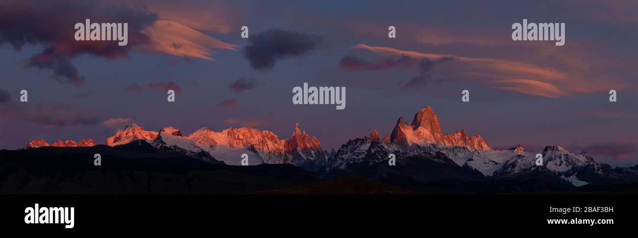 Una foto panoramica dell'alba sul Monte Fitzroy a El Chalten nella Patagonia meridionale, Argentina Foto Stock