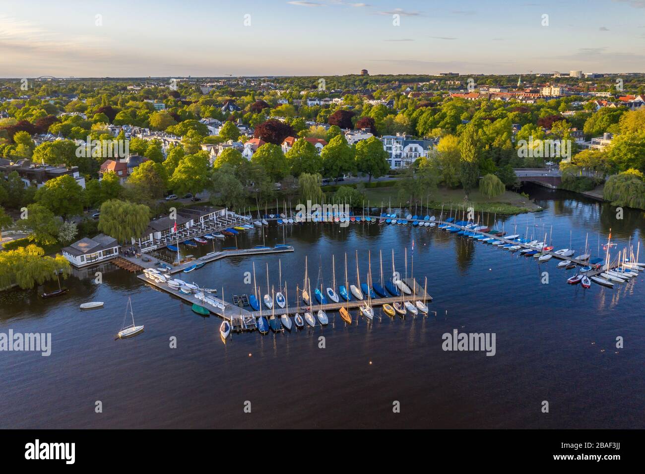 Veduta aerea del pontile sul lago Alster di Amburgo Foto Stock