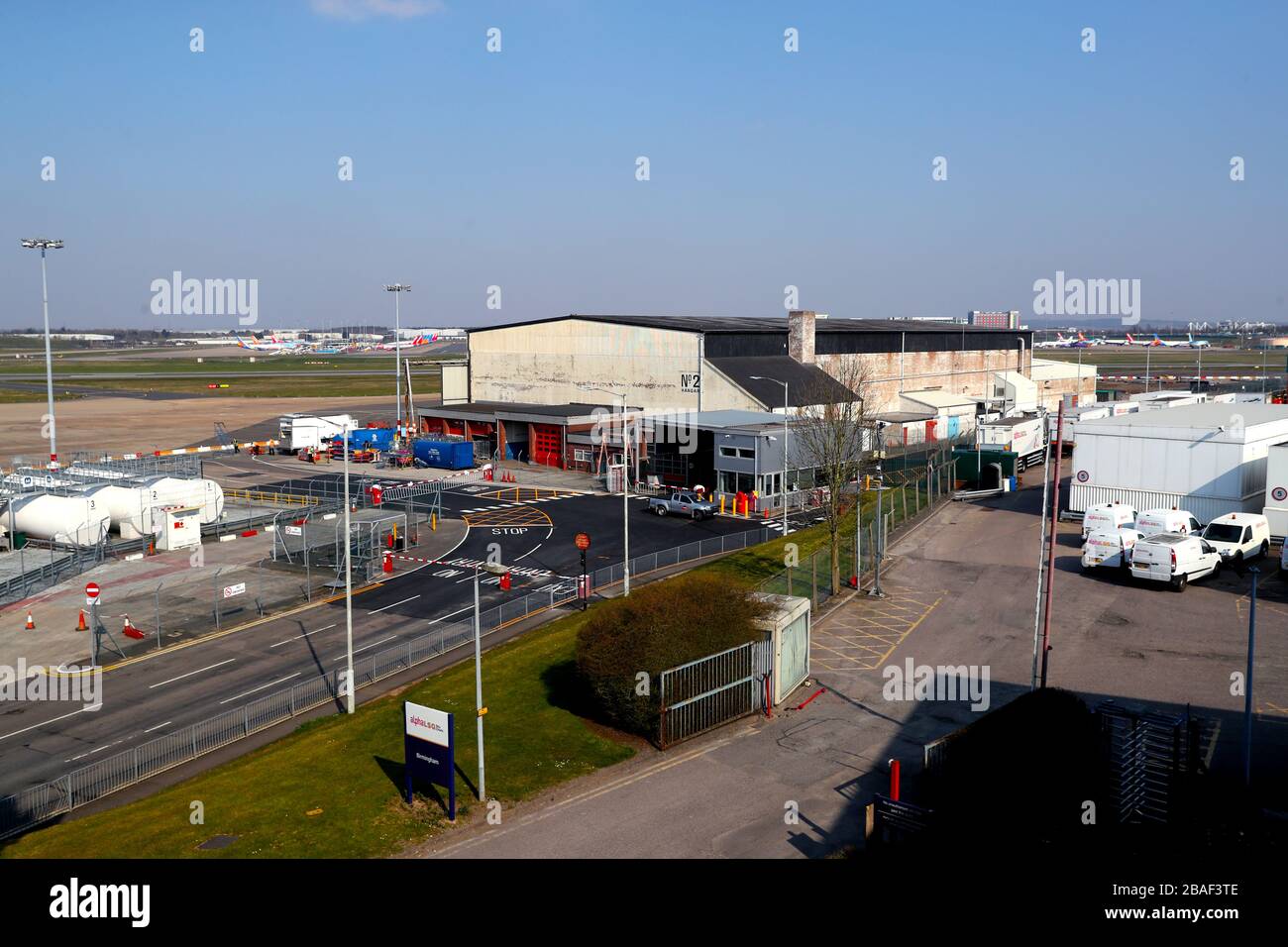 Una visione generale dell'Hangar 2 all'aeroporto di Birmingham, come sono stati tenuti colloqui circa la creazione di un mortuario temporaneo all'aeroporto con spazio per fino a 12,000 corpi in uno scenario peggiore in mezzo al focolaio Covid-19. Foto Stock