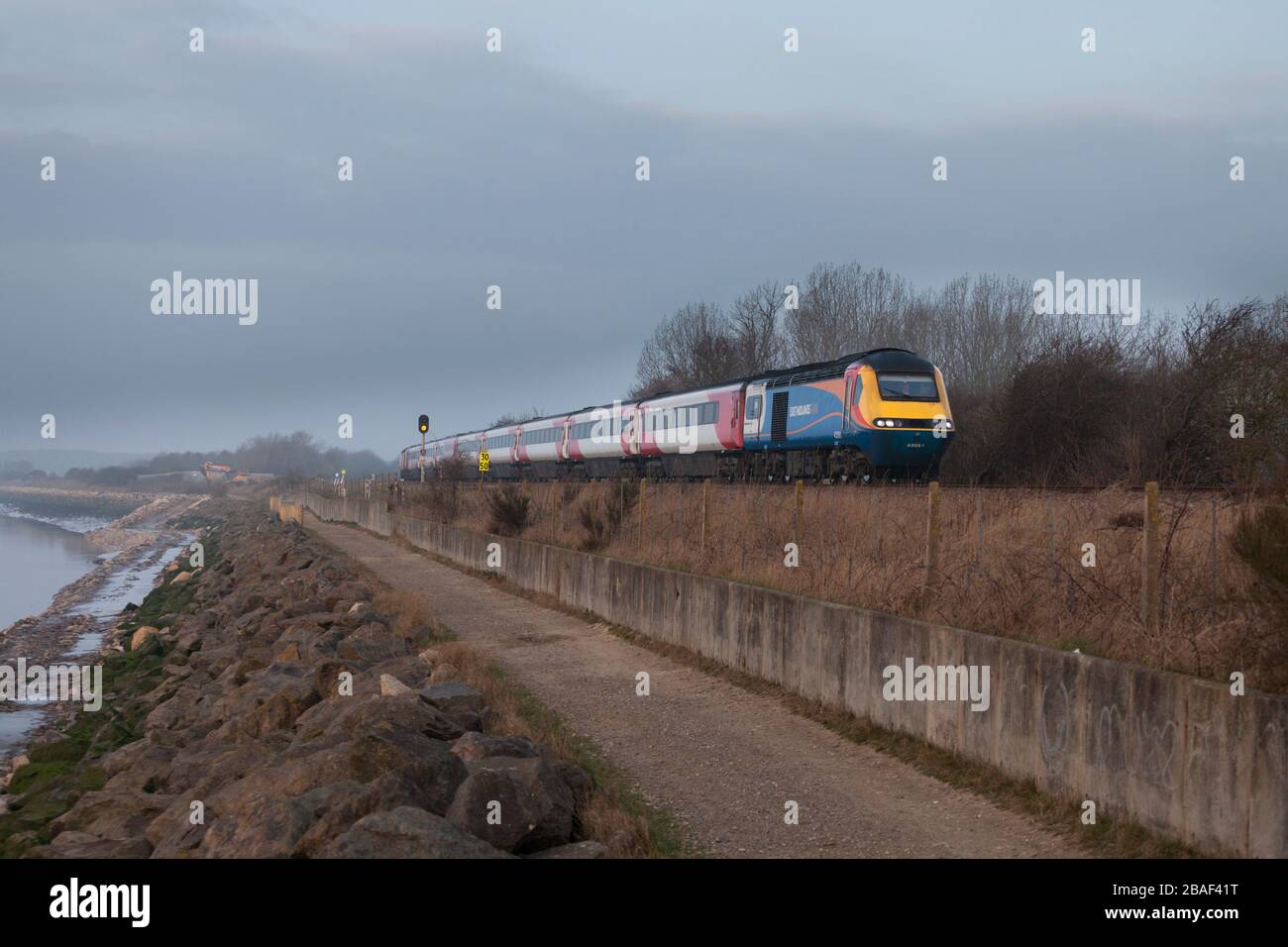 Treno ad alta velocità della ferrovia East Midlands (a noleggio per LNER) passando per North Ferriby, Humberside, Regno Unito Foto Stock