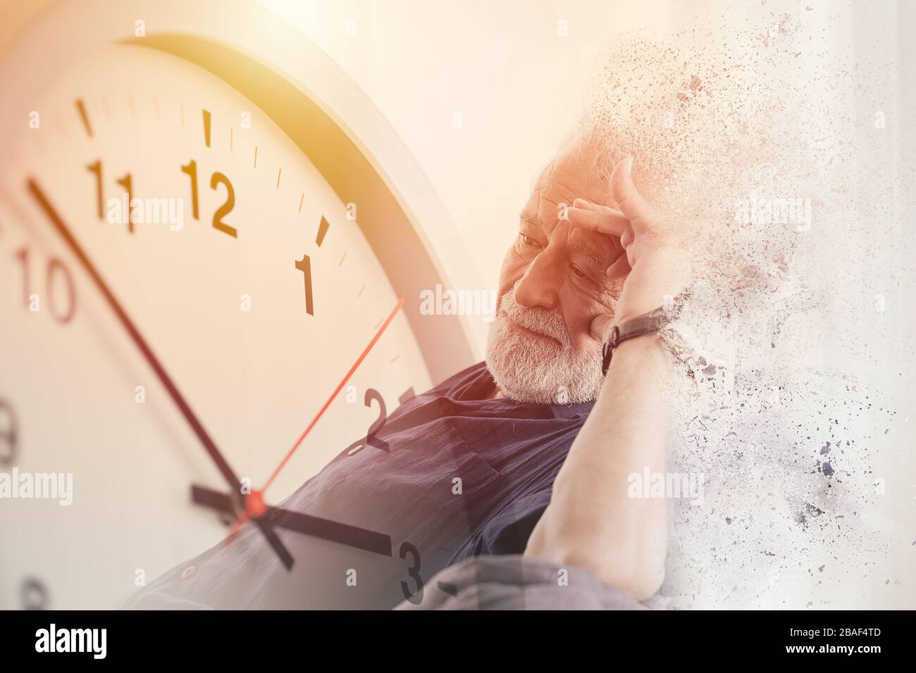 Il conto alla rovescia del tempo degli anziani per il morbo di Alzheimer e la demenza perde la loro memoria lieve e il concetto di vita familiare. Foto Stock