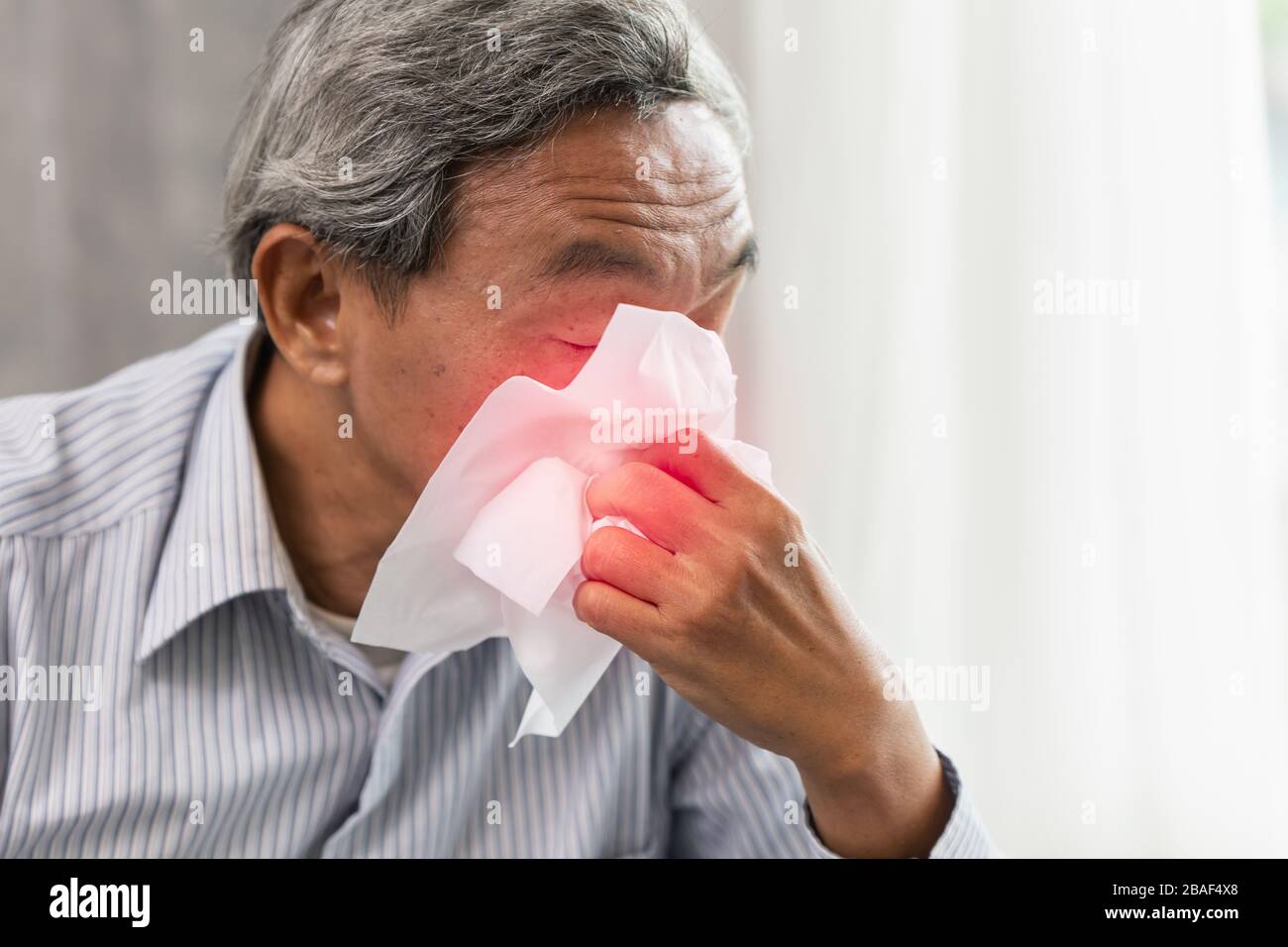 L'anziano asiatico dell'anziano dell'anziano del vecchio ottiene ammalato dall'influenza e dal naso runny quando il cambiamento di stagione ed il segno del virus della corona (Covid-19). Foto Stock