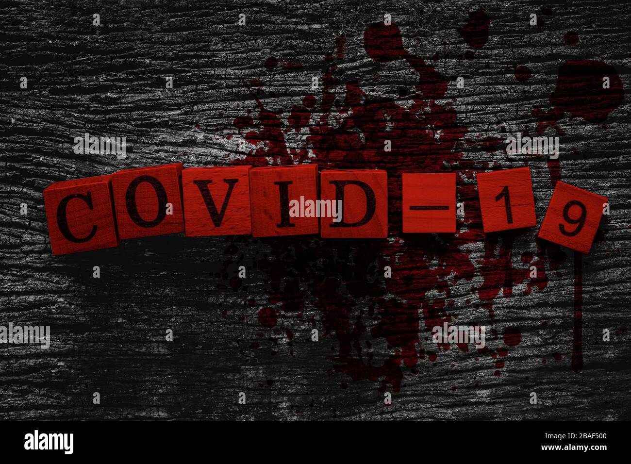 COVID-19 nome del testo del virus Corona su vecchio blocco di legno con effetto sangue e gore per spaventoso look per il web titolo banner background design . Foto Stock