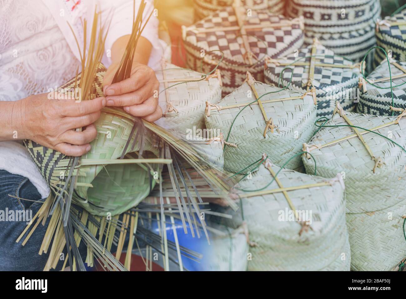 Thai OTOP prodotti artigianali Tailandesi stile scatola di riso appiccicoso tessuto da zucchero foglia di palma Lanna stile artigianale. Foto Stock