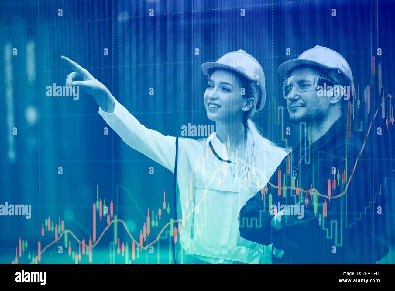 Un team di ingegneri felici che lavora per il futuro della società commerciale con reddito crescente in sovrapposizione con il grafico delle azioni. Foto Stock