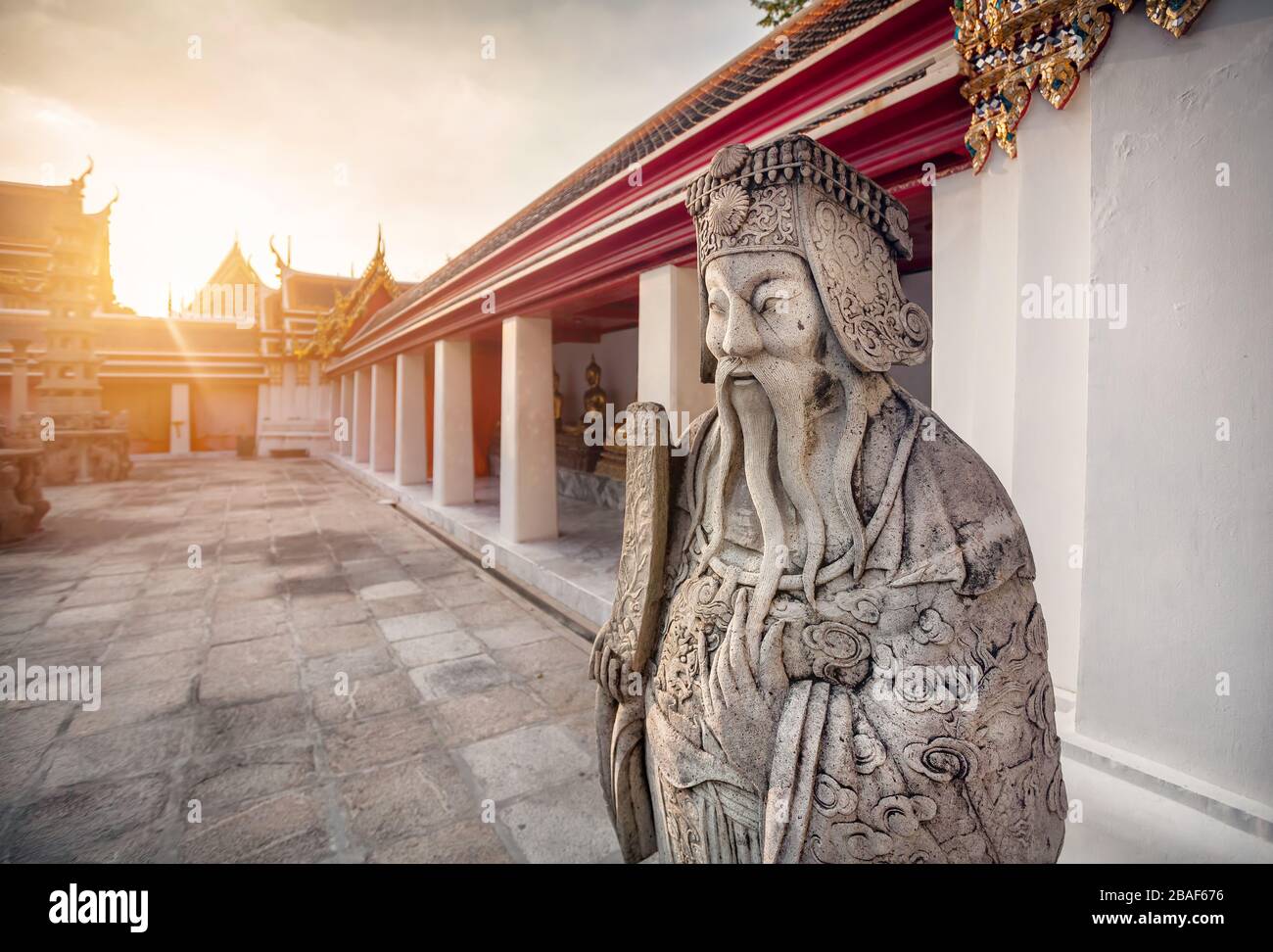 Statua di Pietra di Monaco nel tempio buddista di Tempio Wat Pho a Bangkok, in Thailandia Foto Stock