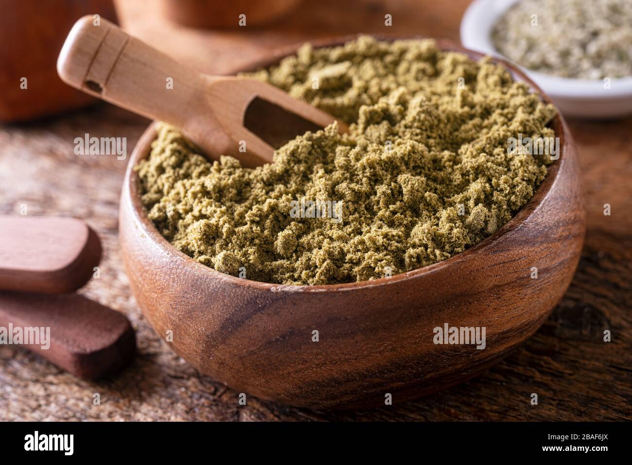 Canapa pianta proteina polvere in una ciotola di legno. Foto Stock