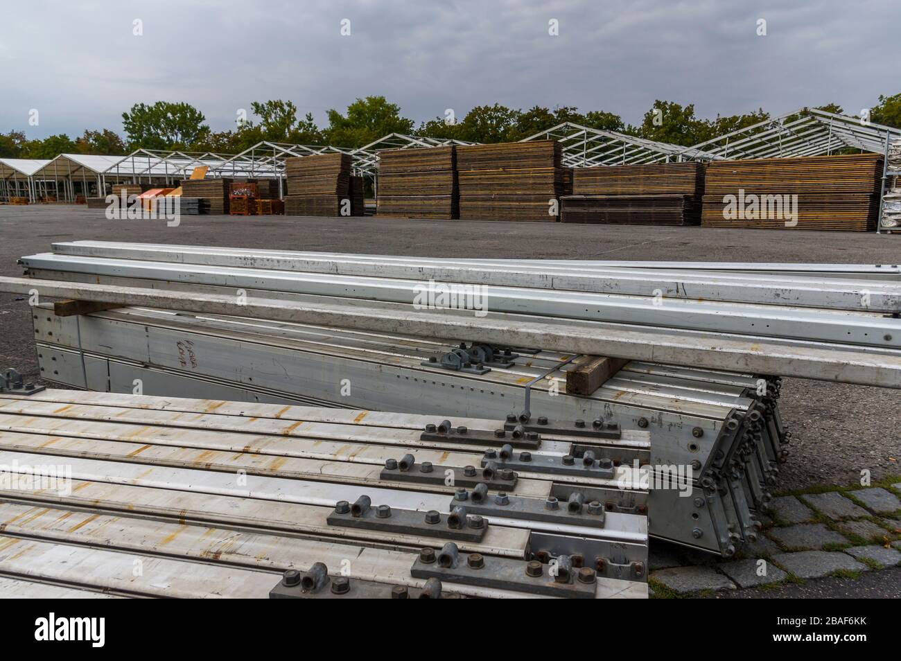 Costruzione espositiva di una fiera regionale, costruzione di tende, pali in alluminio e profili in alluminio per pali di tenda, nelle tende di fondo in constru Foto Stock