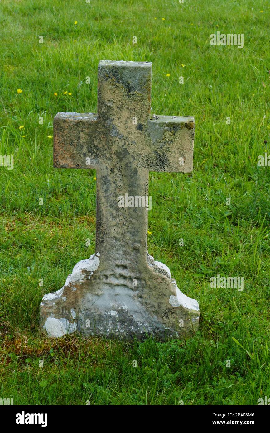 Alter Grabstein Kreuz von der Witterung gezeichnet Foto Stock