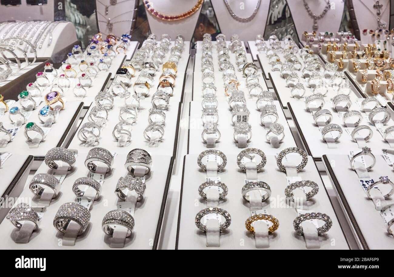 Dubai, Emirati Arabi Uniti - 31 gennaio 2020: Vetrina di un negozio di gioielleria con anelli di platino con diamanti al mercato del Golden Souk nel distretto di Deira a Dub Foto Stock