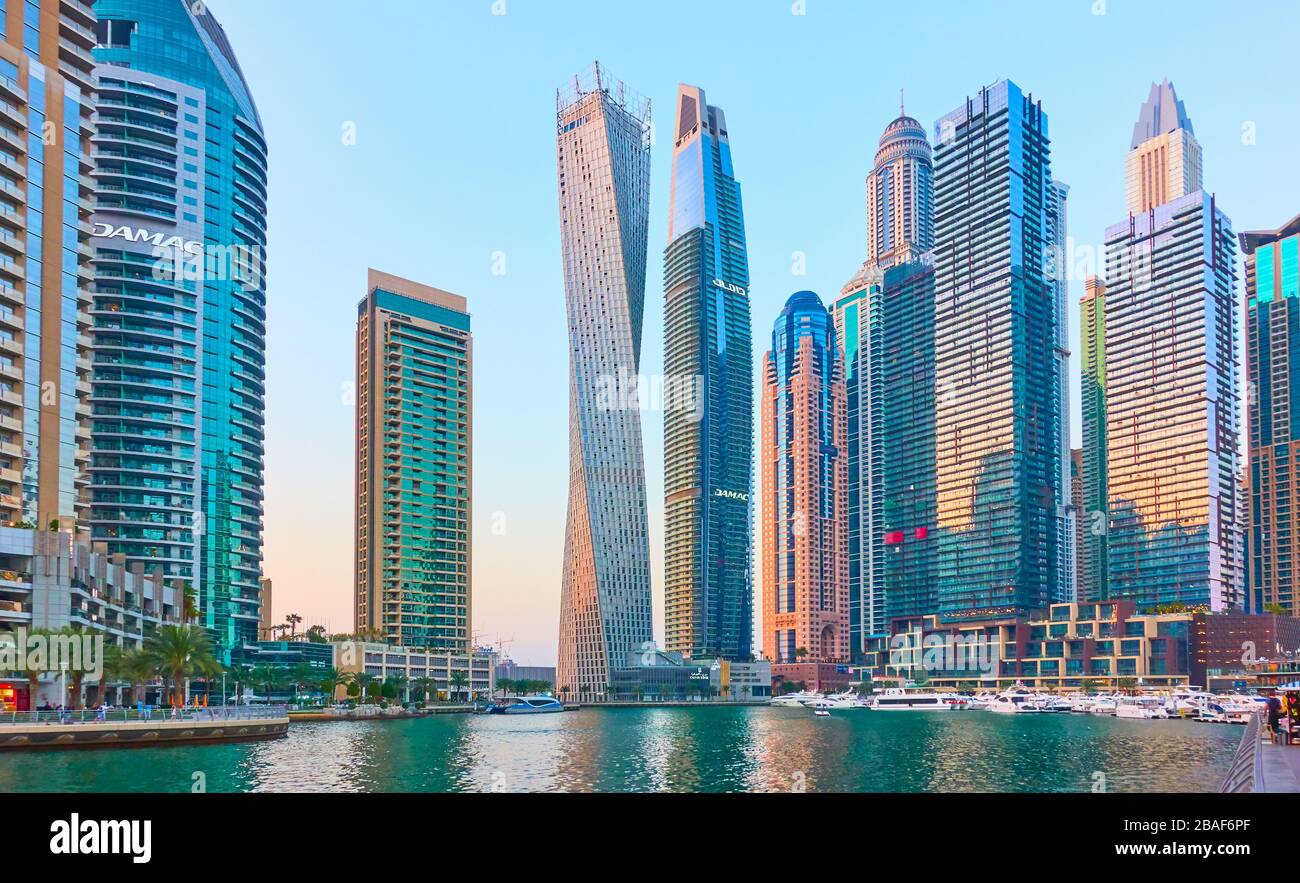 Dubai, Emirati Arabi Uniti - 30 gennaio 2020: Torri di Dubai Marina al crepuscolo, Emirati Arabi Uniti Foto Stock