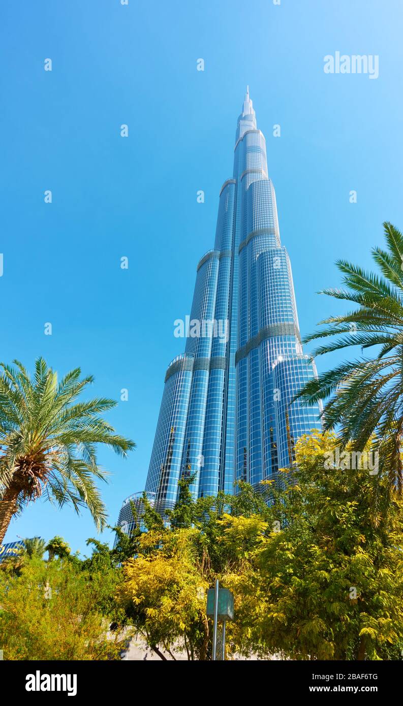 Dubai, Emirati Arabi Uniti - 01 febbraio 2020: Edificio Burj Khalifa a Dubai e parco nelle vicinanze Foto Stock