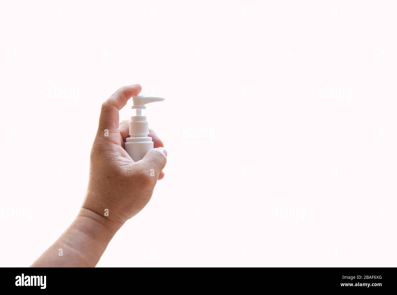 Mano per l'infezione da virus con protezione da gel alcolico su sfondo bianco Foto Stock