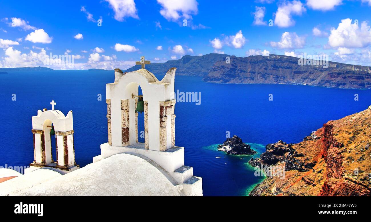 Monumenti storici della Grecia, vista iconica di Santorini - vista con le chiese tradizionali nel villaggio di Oia Foto Stock