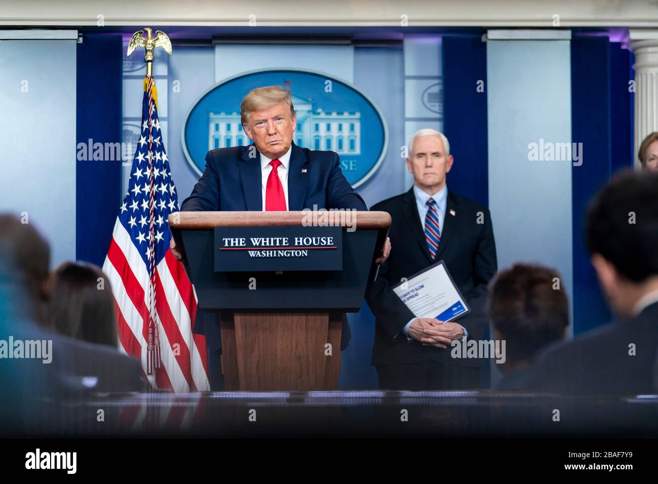 Washington, Stati Uniti d'America. 26 marzo 2020. Il presidente degli Stati Uniti Donald Trump prende una domanda al quotidiano COVID-19, briefing sui coronavirus nella Sala stampa della Casa Bianca il 26 marzo 2020 a Washington, DC. Credit: TIA Dufour/White House Photo/Alamy Live News Foto Stock