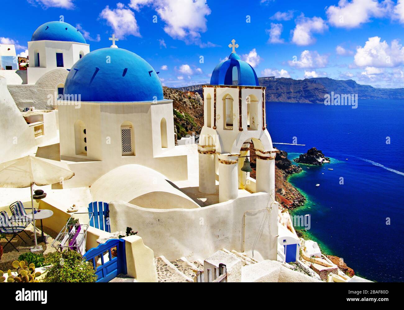 Monumenti storici della Grecia, vista iconica di Santorini - vista con le chiese tradizionali nel villaggio di Oia Foto Stock
