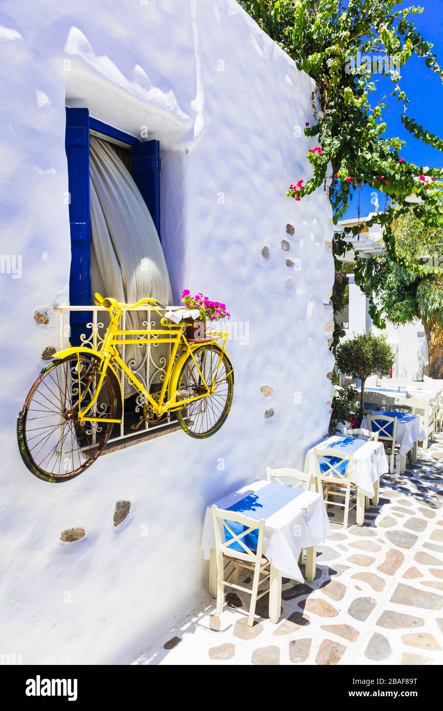 Le vecchie strade tradizionali dell'isola di Naxos, vista con vecchia bici, casa bianca e fiori, Grecia. Foto Stock